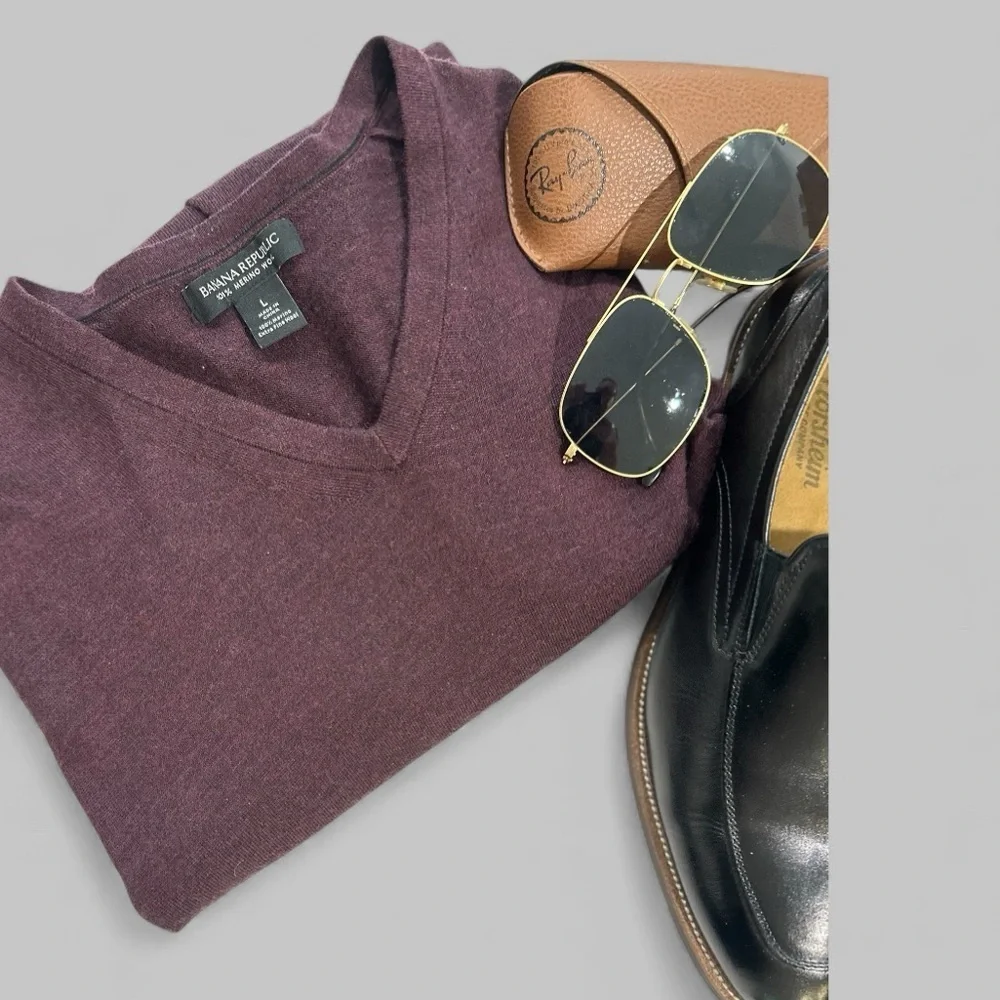 Banana Republic Men’s Merino Wool V-Neck Sweater in Crimson, L